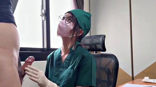护士小姐被病人插入阴道肛交射出阴道口交吃精液