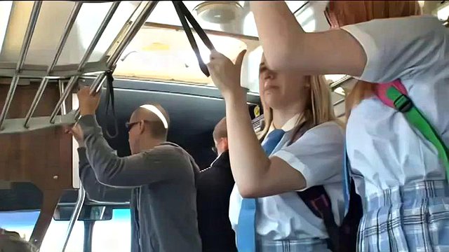 Tracey Sweet im Bus (A. I. gehoben)