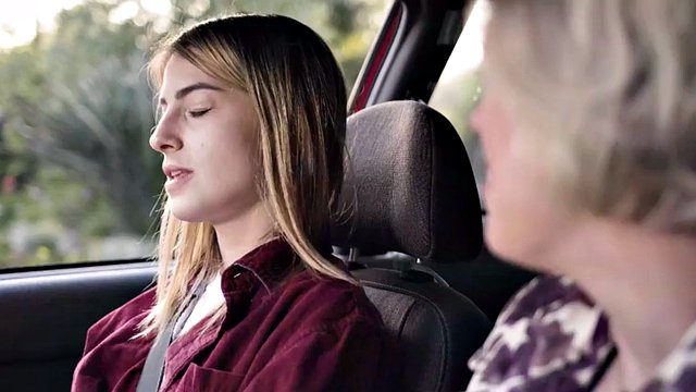 L'adolescente in conflitto Kristen Scott scopre la sua sessualità con la migliore amica Kendra Spade