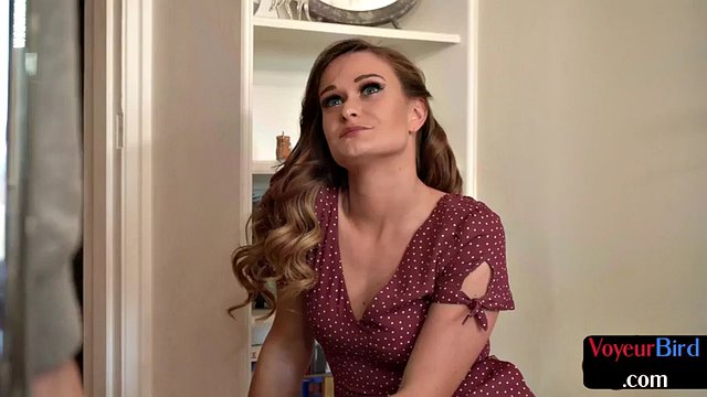 Amateur femdom britannique CFNM voyeur GF en lingerie taquine BF