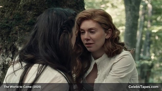Topless Vanessa Kirby sexo lésbico nua com Katherine Waterston