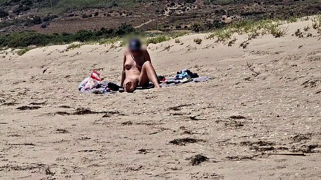 På stranden onanerer en fremmed mens han ser på meg