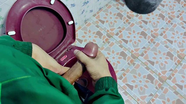 Masturbarsi nel bagno di un negozio di street food