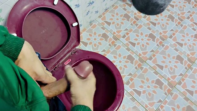 Jerk off in the toilet at a street food store