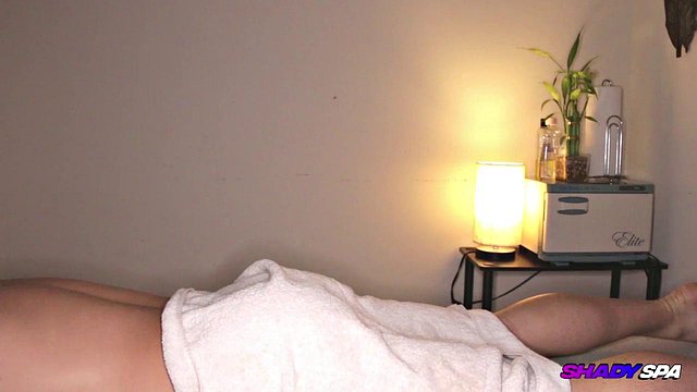 Sarah Lace gibt einem großen Hengst im Massagesalon einen interrassischen Blowjob