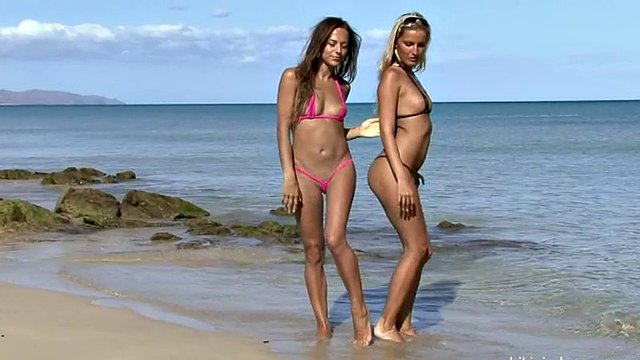 Sahilde küçücük bir bikiniyle poz veren iki seksi hatun