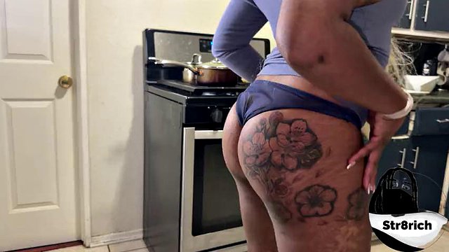 Hey üvey kardeş wtf seni fijii porno kutusuyla yemek pişirirken görebiliyorum sıcak sarışın