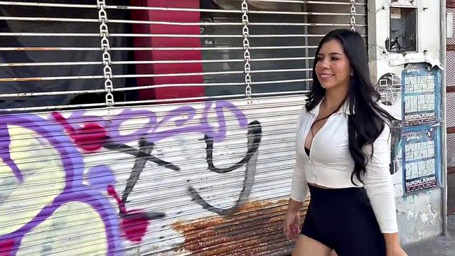 Big Booty Latina MILF, Ely Márquez, hace un viaje al Sex Shop en Guadalajara, México