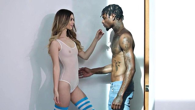 Passeio de vaqueira do Kansas de Khloe Kingsley no pau enorme de Codey Steele