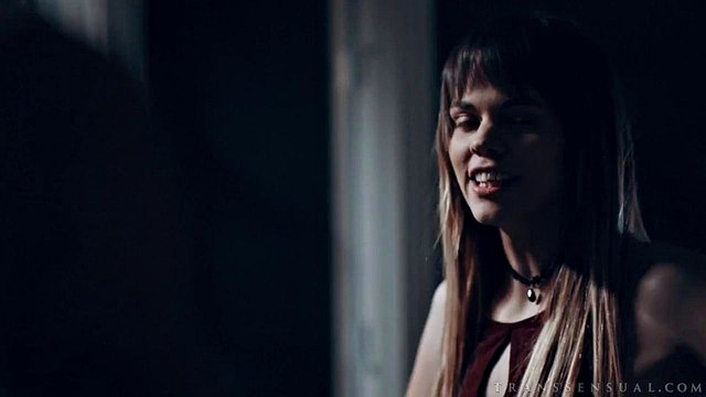 Μελαχρινή Kate Zoha Gay θετή αδελφή