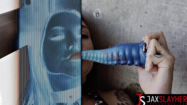 Rocky Emerson tatoué gicle d'une conduite extrême