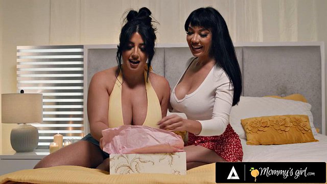 MOMMY'S GIRL - Busty MILF Little Puck & Stacked Sarah gjør oljemassasje til rå overraskelsessex