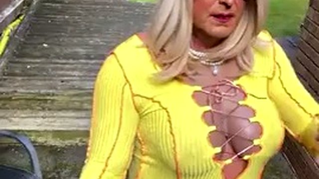 Sexy Crossdresserin Kellycd2022 in hellbraunen Strumpfhosen und High Heels