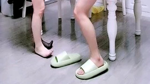 China's live broadcast of stockings and high heels showing off the best big-breasted maid to seduce a young woman in a passionate sex show. She has good looks and a good figure and has fun. The blowjob with the big cock is really exciting, and she cooperates with all kinds of thrusting.