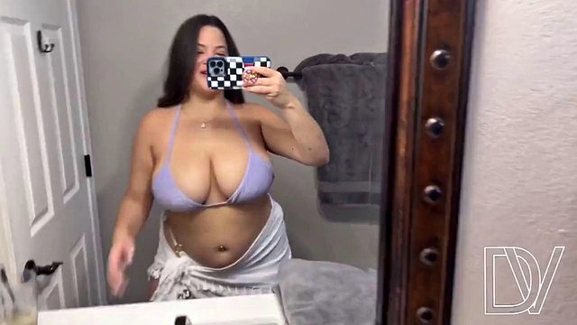 Les seins massifs de BBW Dani Valentina rebondissent sauvagement alors qu'elle martèle l'amant secret de son demi-frère derrière