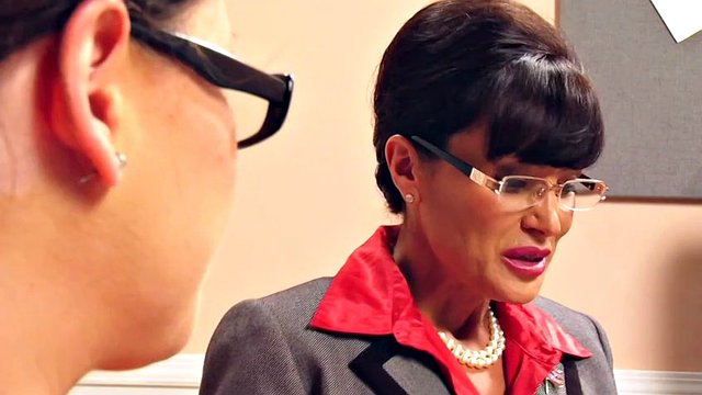 Plantureuse milf lisa ann montre à sa partenaire que le travail lesbien est le patron