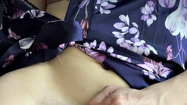 Stiefsohn neckt Stiefmutters haarige Muschi mit Fick und Cumshot