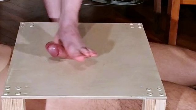 Dominatrice pieds nus piétinant des bites et footjob avec grosse éjaculation pt2