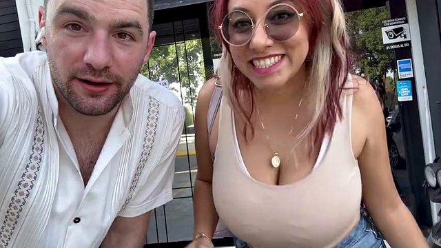 Devasa Doğal Göğüsler Meksika MILF, Letzy Lizz, Seks Shop'a Bir Gezi Yapıyor