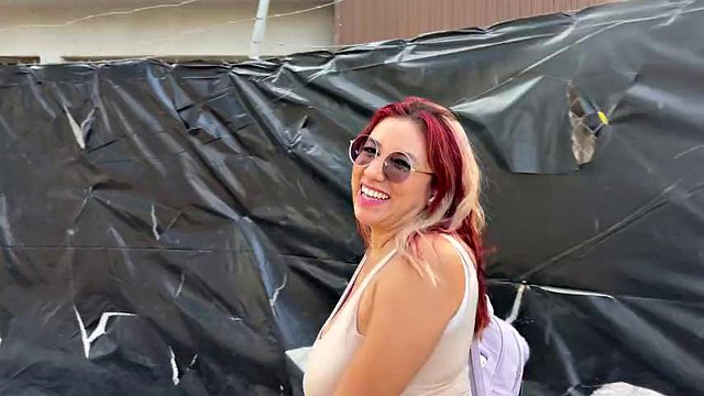 巨大な天然乳のメキシコ人熟女、レッジー・リズがセックスショップに旅行に行く