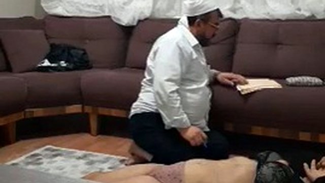 Der Muslim Maulana predigt oder schreibt