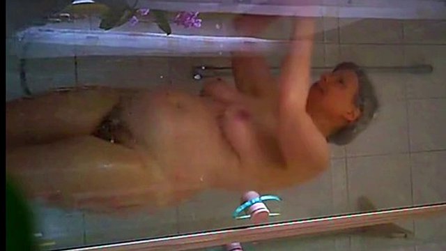 el gran cuerpo de mamá espiado en la ducha