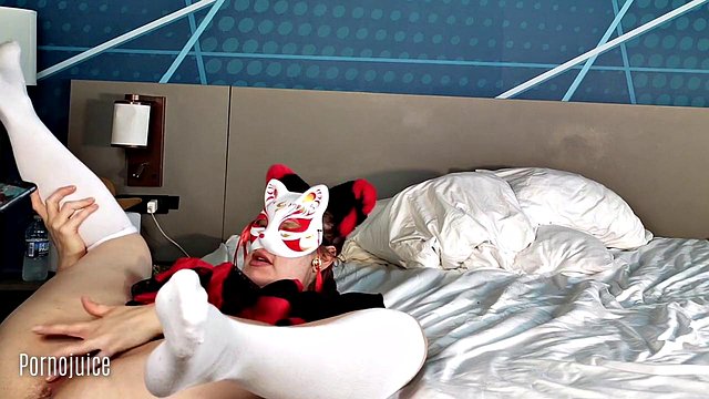 Juliette Latte z pięścią i tyłkiem w hebanowym cosplayu