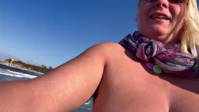Chůze, běh a pissing topless na veřejné pláži