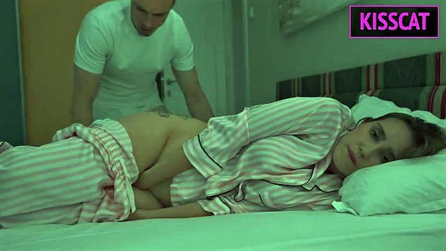 Il vicino distrae la MILF dal lavoro, quindi aiuta a venire con una sega nel letto condiviso, ma si fa scopare
