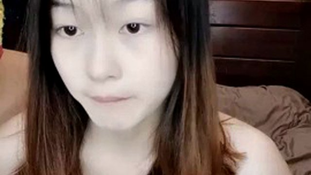 The sister-in-law who loves to wear stockings shows her face and serves the little brother, letting him play with her breasts, kiss her mouth, and give oral sex to the big cock
