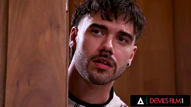 FILM DEVILS - Napalona Chanel Camryn chce, żeby jej przyrodni brat strzelił
