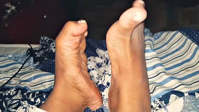 Sexy ebony shakes her feet for her feet lovers