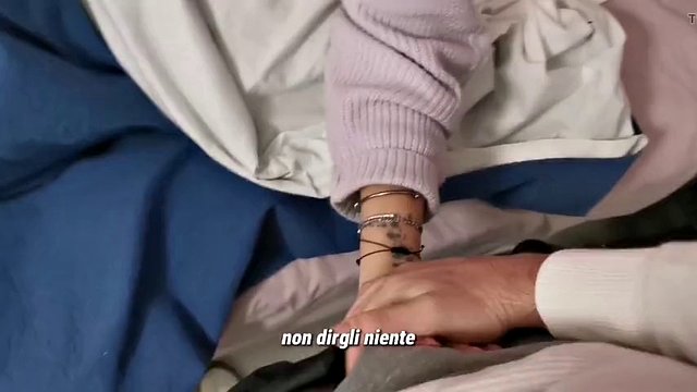 La sorellastra sorpresa a masturbarsi mi prega di non accusarla in cambio di dialoghi sessuali ita