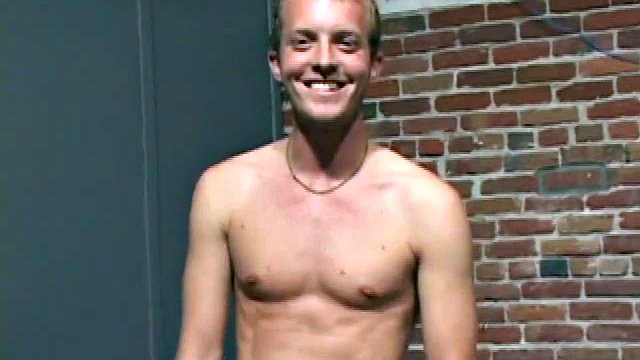 Questa 21enne dalla mentalità aperta è sexy e adora fare festa. Appassionato nuotatore, si allena molto e non ha paura di masturbarsi in pubblico. Nudo, le sue mani trovano il suo cazzo e Sydney lo accarezza in piedi.