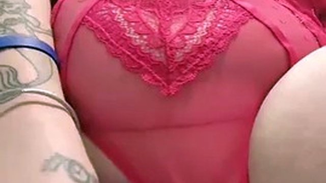Une mignonne rousse fait plaisir à sa chatte rasée et humide avec un jouet sexuel gode