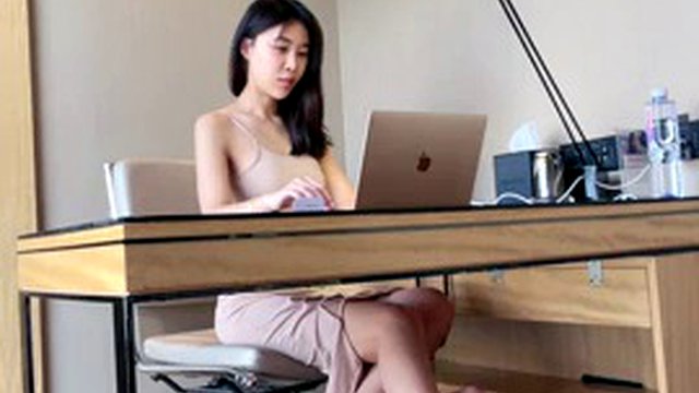 Chinese foot under the desk 夏芙