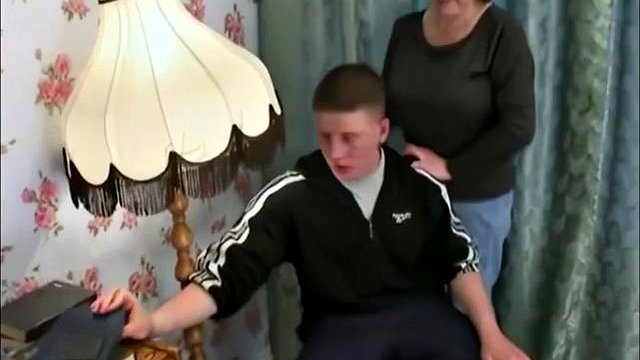 Rosyjska dojrzała mama z dużymi piersiami i pasierbami anal