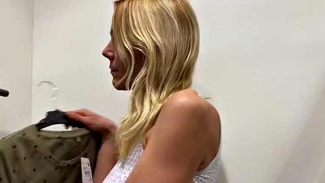 Jolie chienne blonde télécommandée en public !!