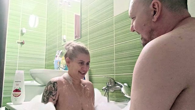 Heiße Blondine mit großen natürlichen Titten reinigt seinen Schwanz im Badezimmer