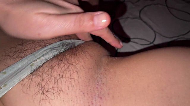 索拉埃拉用手指抚摸她丰满多毛的阴户，达到大阴蒂高潮