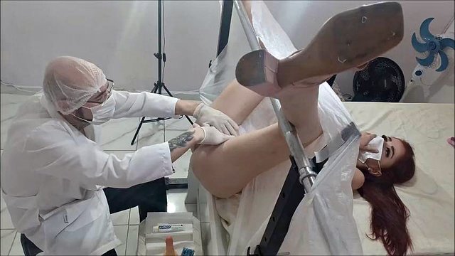 Ο γυναικολόγος χρησιμοποίησε αναισθητικό πηκτό για να εξετάσει τη νεαρή γυναίκα