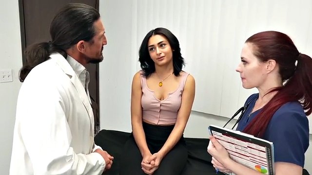 Şanslı hasta sapık bir doktor tarafından üçlü sekste sikildi