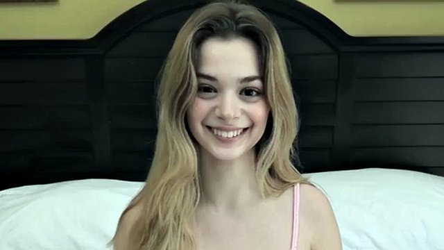 Ela é uma loira de 18 anos com uma buceta virgem