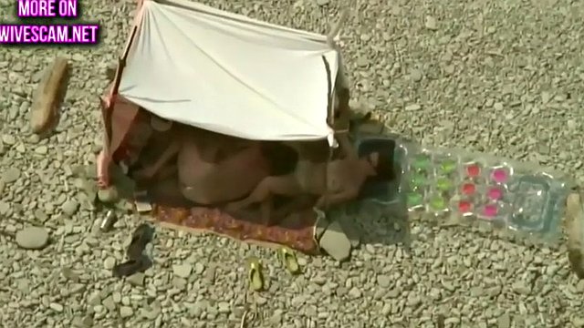 marido e mulher fazendo sexo na praia