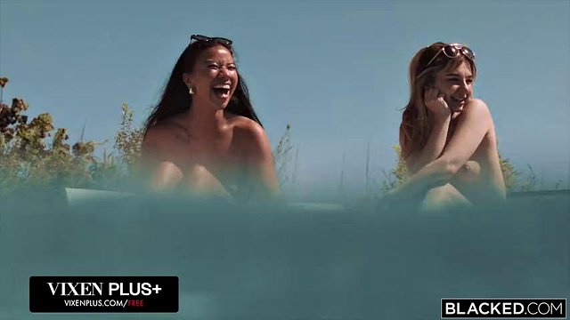 SVART Blonde nymfe Lexi Lore blir lufttett på en hjemmefest