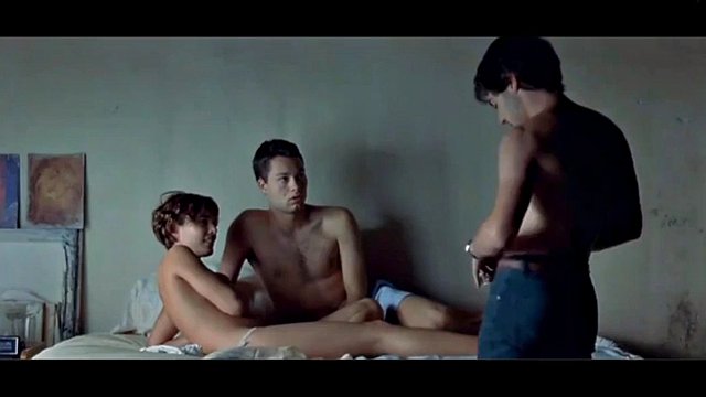 LE MIGLIORI SCENE DI SESSO A TRE DEL 2019 DALLE CELEBRITÀ PIÙ CALDE