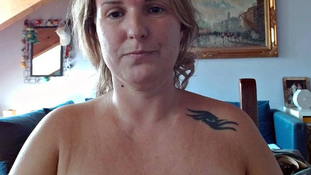 Curvy Aussie Mom