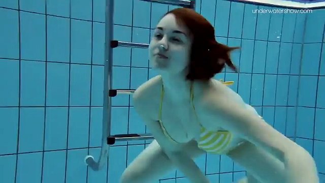 Lada adolescente con le tette piccole nuda sott'acqua