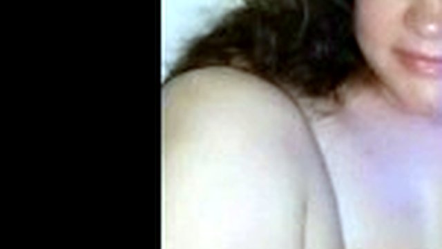 bruna paffuta hardcore che parla al telefono