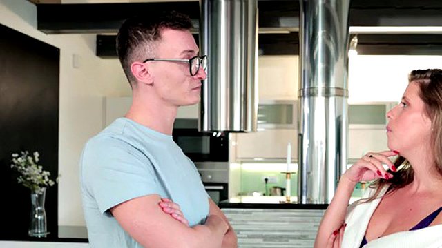 Stepmom Goes On Dates - S2:E1